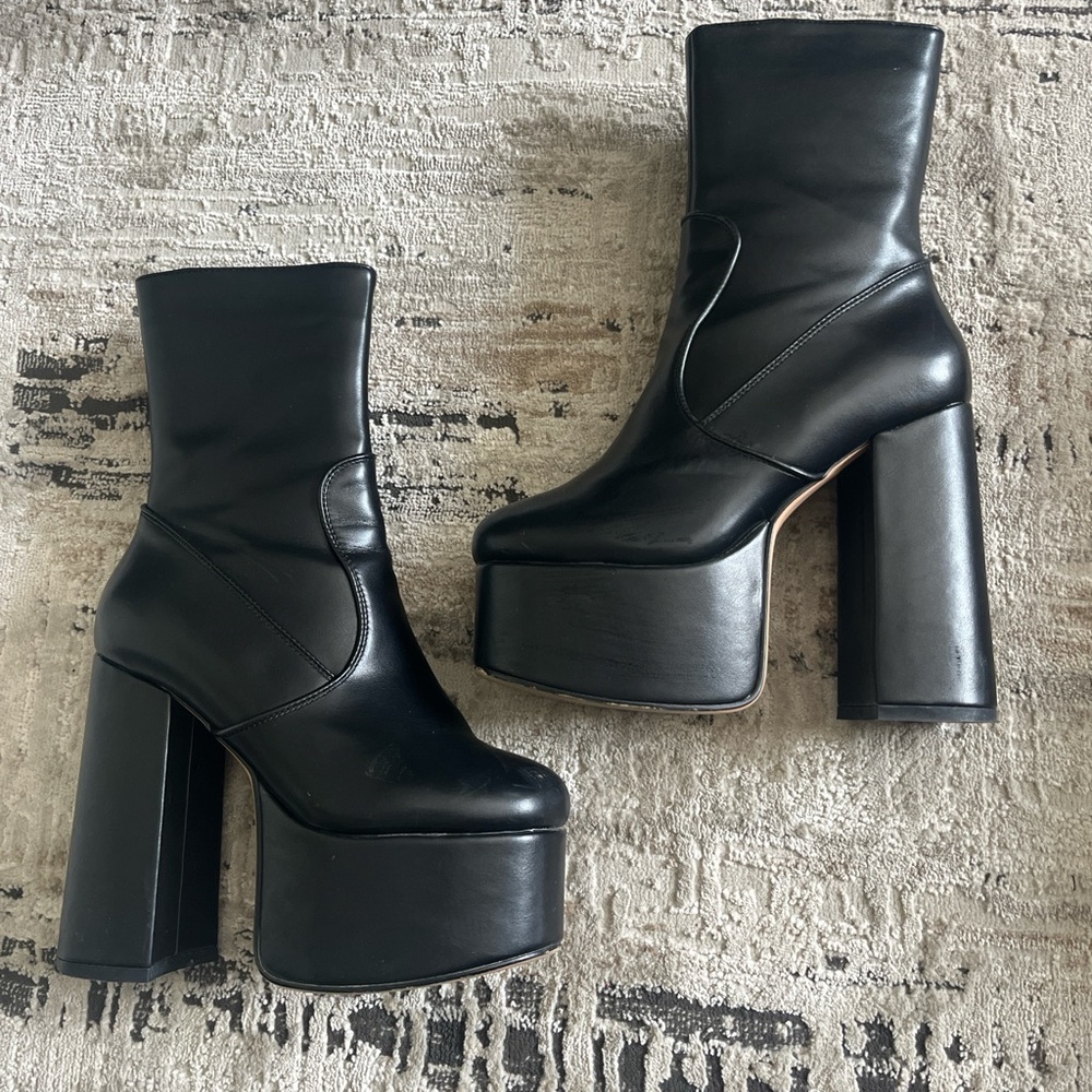 LAMODA Black Heeled Boots
